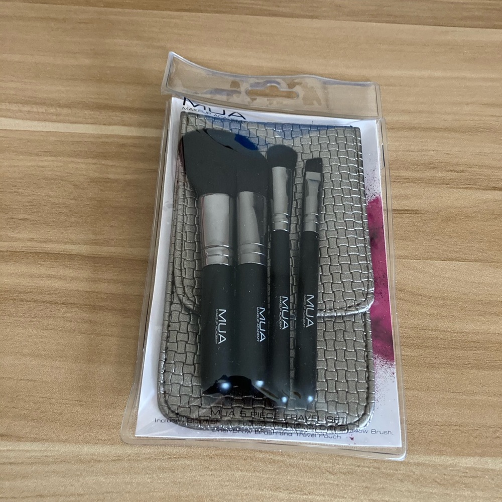 Makeup brush travel kit